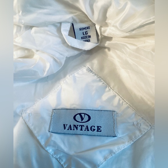 Vantage white puffer light vest with 2 zippered pockets outside 1 inside. L - Picture 5 of 5